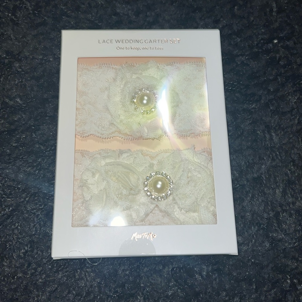White lace garter set